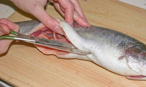 Cortar coidadosamente o peixe nunha táboa de cortar persoal protexerá contra a infestación de parasitos
