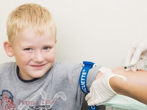 O neno doa sangue para analizalo en caso de sospeita de infección con parasitos