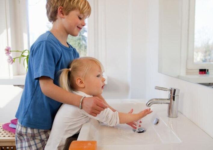 Dende cedo, o neno debe ser introducido nas normas de hixiene persoal. 