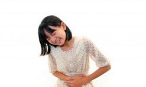 Dor abdominal nunha rapaza con danos nos vermes